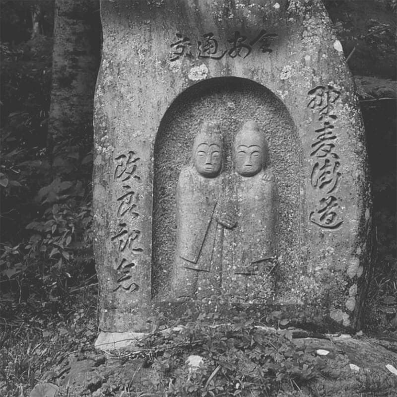 街道沿いの石仏