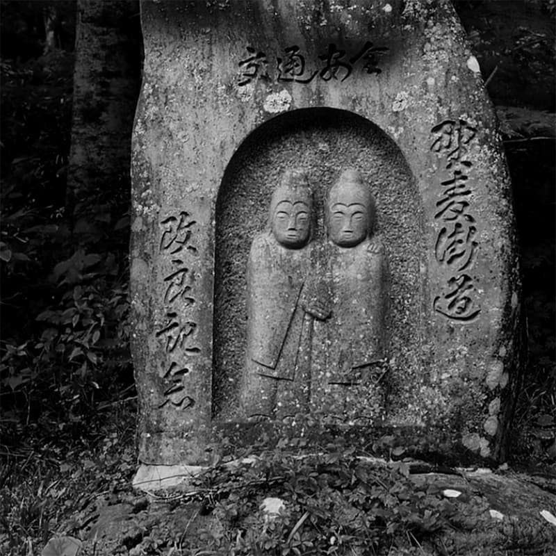 街道沿いの石仏